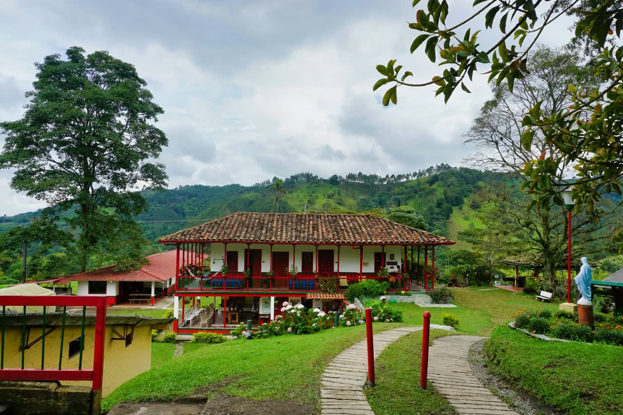 Ecohotel en Cundinamarca con senderos propios y avistamiento de fauna