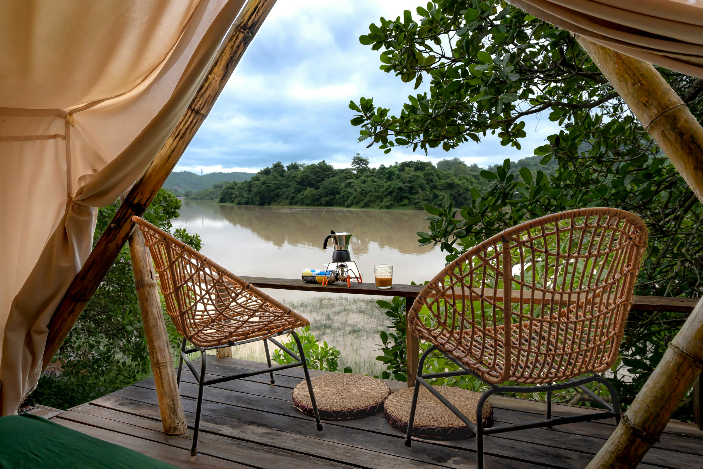 Interior de cabaña de glamping con vista al bosque